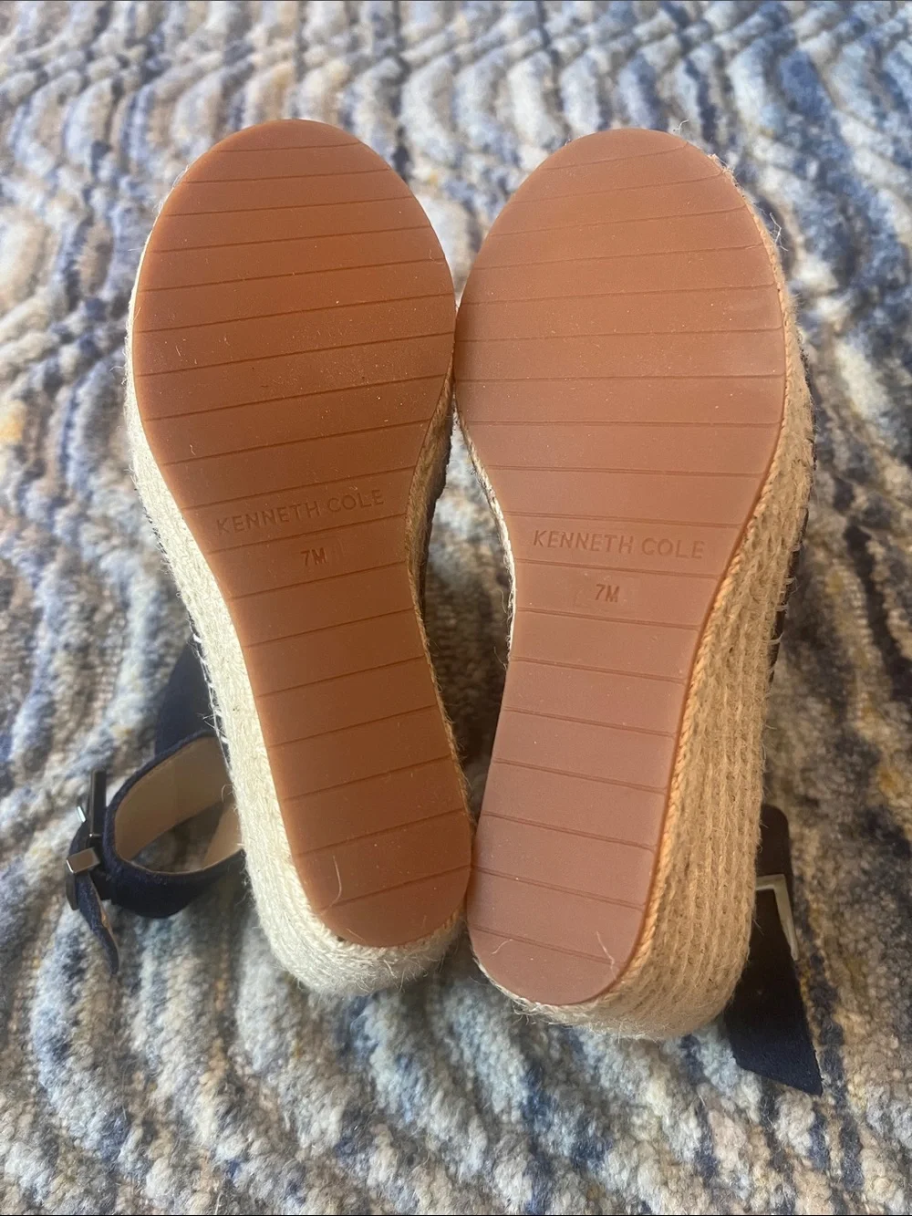 New Women’s Kenneth Cole wedge size 7, navy blue - Picture 7 of 8